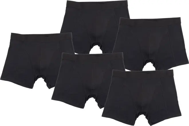Sæt med fem sorte herre boxershorts, sømløst design, mellemhøj talje og korte ben. Fremstillet i blødt, strækbart materiale for komfort. Ingen synligt mærke.