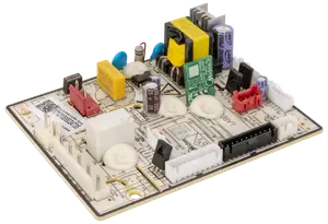 Elektroniskt styrkort med olika kondensatorer, kontakter och reläer på kretskort, används för styrning och strömhantering av apparater eller HVAC-system.