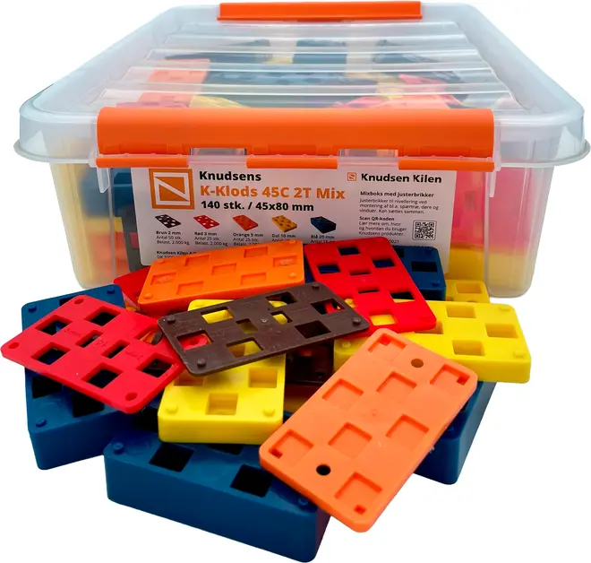 Genomskinlig förvaringslåda med orange lock och blandade färgade plastklossar, med flera lösa röda, blå, gula, orange och bruna klossar framför.