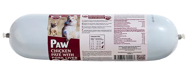 Hvid cylindrisk hundemadspølse mærket PAW Chicken Pâté med svinelever, med hundebilleder, ingrediensoplysninger og vægtangivelse.
