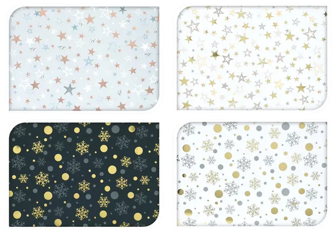 Fyra rektangulära bordsunderlägg med festliga stjärn- och snöflingemönster i guld, silver och brons på vita och svarta bakgrunder. Tillverkade av slitstarkt, lättskött material.