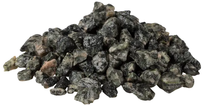 En bun rå, ubehandlede grøn-sort sten med ujævne former og lyse pletter, velegnet til dekoration, håndværk eller mineralsamlinger.