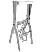 Metallisk mullvadsfälla med fjädermekanism, tandade käftar och robust ram. Effektiv för bekämpning av mullvad i trädgårdar. Hållbar och rostfri för utomhusbruk.