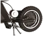 Nærbillede af sort elcykels baghjul med kraftigt dæk, hvid kant, metal eger, kædeskærm og støtteben. Moderne og robust design til terrænkørsel.