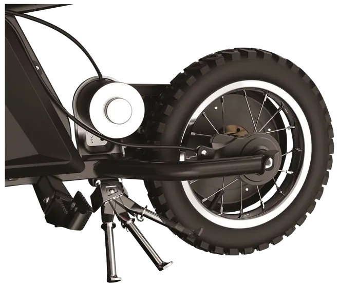 Nærbillede af sort elcykels baghjul med kraftigt dæk, hvid kant, metal eger, kædeskærm og støtteben. Moderne og robust design til terrænkørsel.