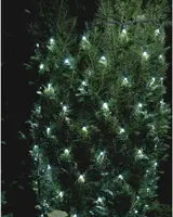 Vitt LED-ljusslinga för utomhusbruk, jämnt fördelad över en grön buske, väderbeständig och energisnål, perfekt för jul- eller festdekoration utomhus.