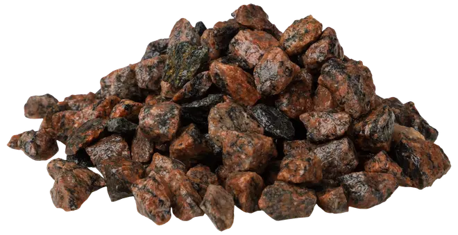 Bunke af ujævne, rødbrune og sorte granitsten. Grov overflade, forskellige størrelser, velegnet til haveanlæg, dekoration eller byggeprojekter. Naturligt udseende med blandede farver.