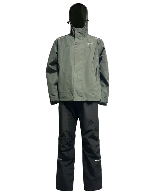 To-delt regnsæt med grøn hættejakke og sorte bukser. Vandtæt, let og slidstærkt materiale, lynlås foran og justerbare ærmer, ideel til udendørs brug i vådt vejr.