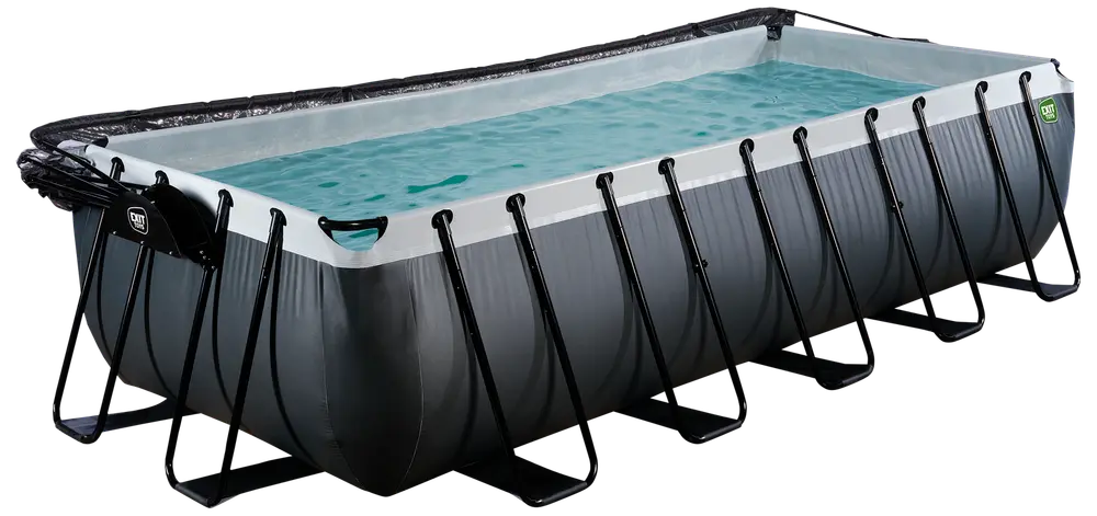 Rektangulær fritstående pool med solid sort metalramme, grå ydre og håndtag i hjørnerne. Fyldt med vand, egnet til udendørs brug, nem at samle, med beskyttelsesovertræk.