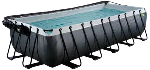 Rektangulær fritstående pool med solid sort metalramme, grå ydre og håndtag i hjørnerne. Fyldt med vand, egnet til udendørs brug, nem at samle, med beskyttelsesovertræk.