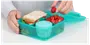 Turkis madkasse i plastik med fire rum, indeholder sandwich, jordbær, lille rund beholder og en snack. Sikker låg, perfekt til organiseret opbevaring og transport af mad.