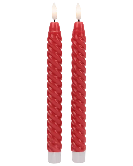 Sæt med to røde spiralformede stearinlys med hvide baser, tændt i toppen. Dekorativt snoet design, perfekt til festlige eller elegante borddækninger.