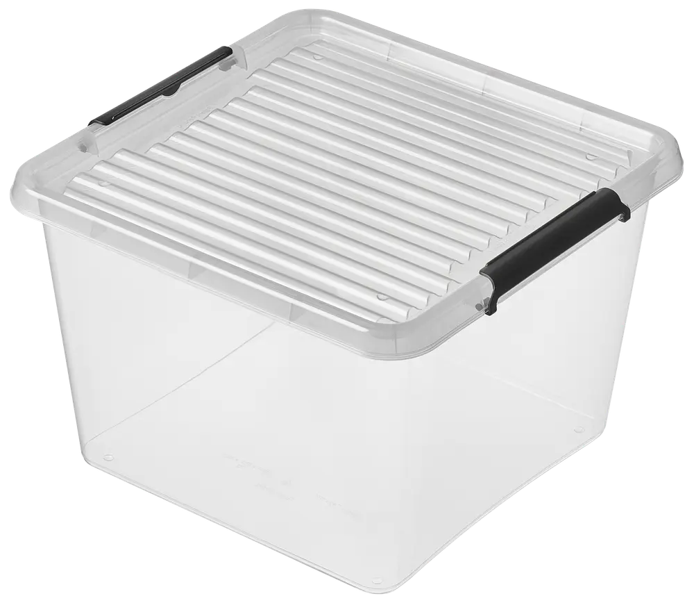 Genomskinlig plastförvaringslåda med räfflat lock och svarta låshandtag på sidorna. Perfekt för säker förvaring och organisering av olika saker.