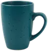 Lys blå keramikkop med stort håndtag, mat finish og sorte prikker over hele overfladen. Høj, cylindrisk form, ideel til varme drikke som kaffe eller te.