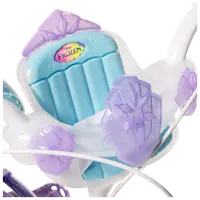 Disney Frost-inspirerad leksaksvagnssits med ljusblå dyna, vit ram och lila snöflingedekorationer. Frost-logga på ryggstödet. Tillverkad i plast, för barn.