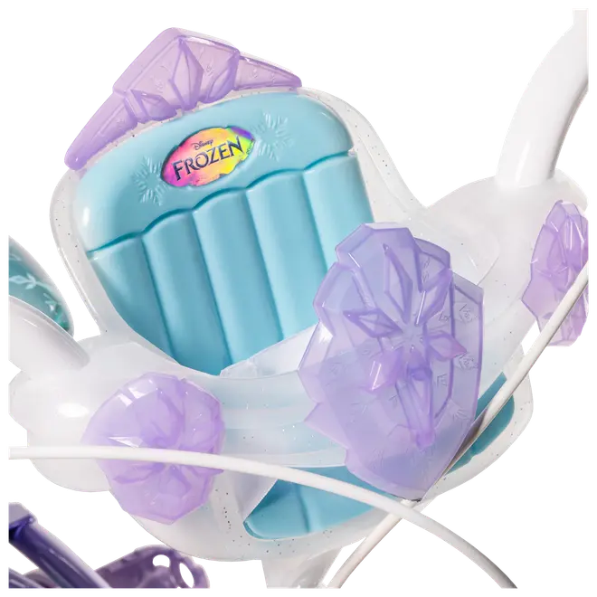 Disney Frost-inspirerad leksaksvagnssits med ljusblå dyna, vit ram och lila snöflingedekorationer. Frost-logga på ryggstödet. Tillverkad i plast, för barn.