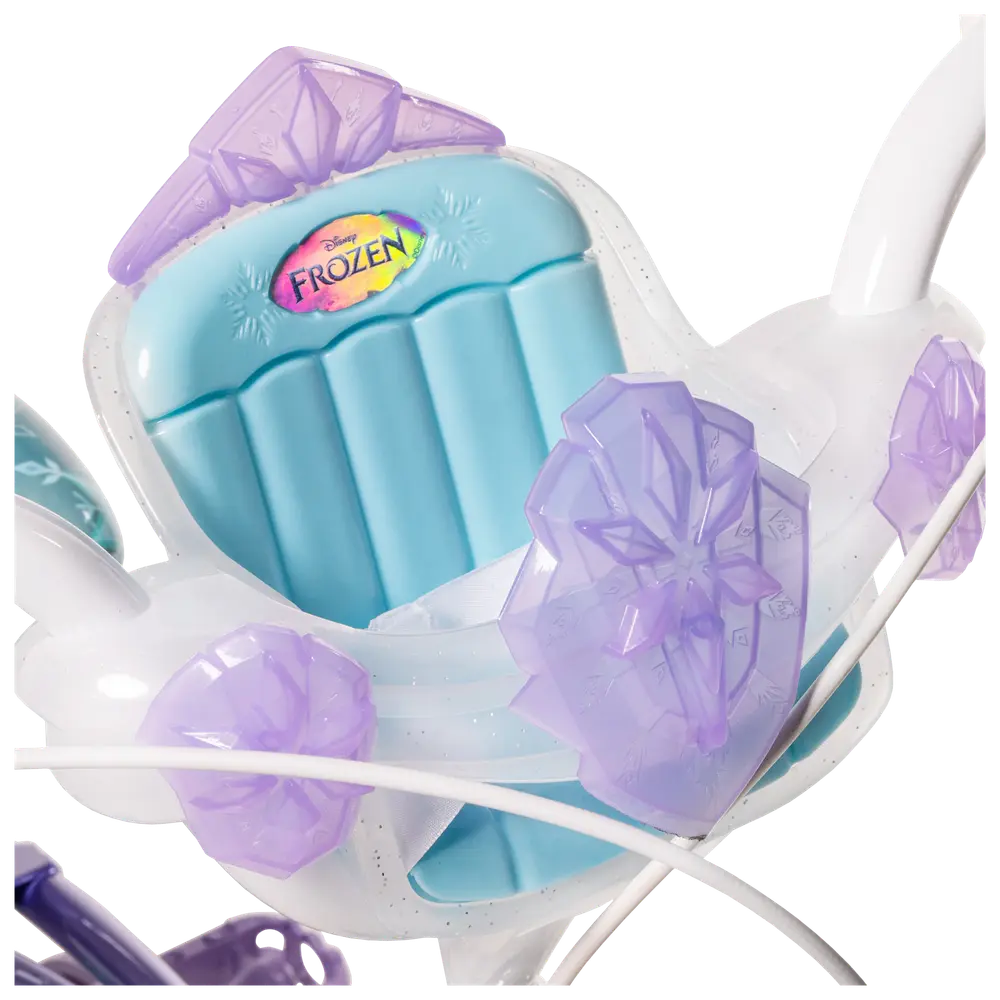 Disney Frost-inspirerad leksaksvagnssits med ljusblå dyna, vit ram och lila snöflingedekorationer. Frost-logga på ryggstödet. Tillverkad i plast, för barn.