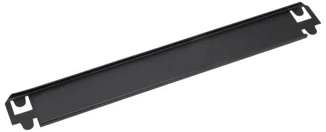 Sort metal rackmonteringspanel, 1U størrelse, til at dække ubrugte pladser i serverstativer eller netværksskabe, med monteringshuller i hver ende for nem installation.