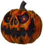 Skrämmande Halloweenpumpa med snett, grinande ansikte, glödande röda LED-ögon, texturerad orange och svart yta samt mörk stjälk. Perfekt för läskig dekoration.