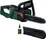 Bosch batteridrevet kædesav med ergonomisk håndtag, sikkerhedsbeskyttelse, kædeolieflaske og beskyttelsesdæksel. Effektiv til træskæring og nem vedligeholdelse. Grøn og sort design.