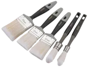 Sæt med fem malerpensler med sorte håndtag, forskellige bredder (70mm, 50mm, 30mm), flade og runde børster, egnet til maling og dekoration, håndtag med ophængshul.