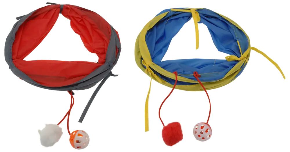 Sæt med to sammenklappelige kattetunneler, én rød-grå og én blå-gul, hver med to hængende legetøj: en plysbold og en plastikraslebold til interaktiv leg.