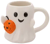 Keramikmugg formad som ett leende spöke, håller en orange pumpa med jack-o'-lantern ansikte. Stor handtag och festlig Halloween-design, perfekt för säsongsdrycker.
