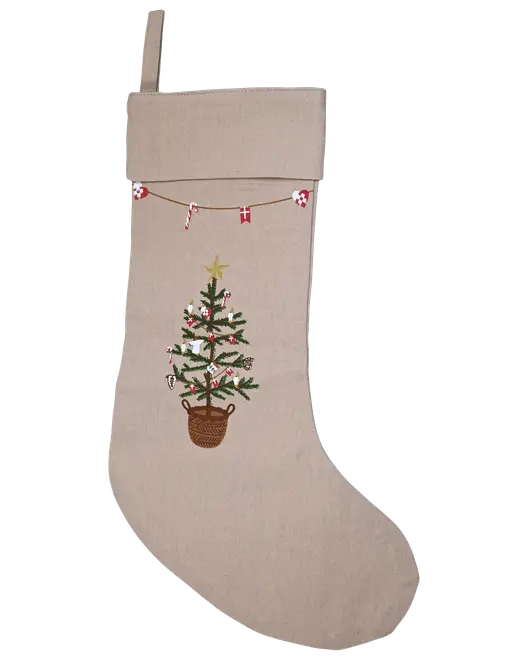 Beige julesok med broderet juletræ i kurv, pyntet med ornamenter. Har en festlig guirlande over træet og en ophængningsløkke til nem visning.