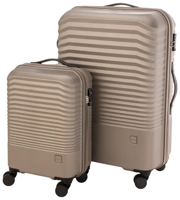 Sæt med to beige hardcase-kufferter med vandrette riller, fire drejehjul, top- og sidehåndtag samt lynlåslukning. Moderne og slidstærkt design til rejser.