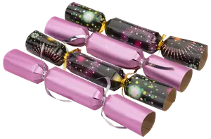 Set med åtta julsmällkarameller, fyra rosa och fyra svarta med färgglatt fyrverkerimönster, snurrade ändar och band, perfekta för festliga dukningar.