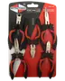 Sæt med fem Mitsutomo-tænger, hver 115 mm, med sorte og røde ergonomiske håndtag. Indeholder forskellige typer til greb, klipning og præcisionsarbejde. Leveres på displaykort.