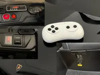 Elektrisk leksaksbil för barn med instrumentpanel, startknapp, framåt/bakåt-reglage, digital display, fjärrkontroll, USB-port och Lamborghini-logotyp på huven. Svart, modern design.