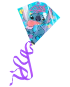 Diamantformad drake med Stitch-figur, livlig blå bakgrund, lila svansband och texten 'Stitch'. Tillverkad av lätt material, passar för utomhuslek.