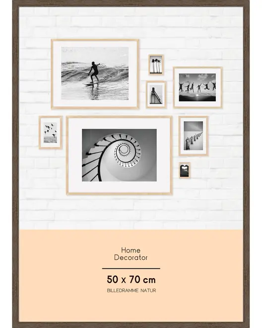 Billedramme i naturtræ, 50 x 70 cm, velegnet til vægophæng. Vist med sort-hvide fotos, perfekt til hjemmedekoration og personlig billedvæg.