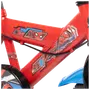 Närbild på röd barncykelram med färgglada Spider-Man-motiv, inklusive Spider-Mans ansikte och actionpose, svart kabel och blå detalj på hjulet.