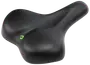 Bred, sort ergonomisk cykelsadel med ekstra polstring for komfort, kontureret overflade og lille grønt logo. Velegnet til by- eller fritidscykler for øget støtte.