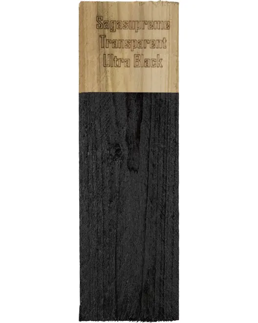 Træprøve med øverste del naturlig og nederste del belagt med transparent ultra sort finish. Teksten "Sagasupreme Transparent Ultra Black" indgraveret i træet.