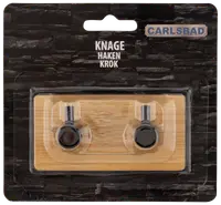 Väggkrokset med två svarta metallkrokar på en rektangulär bambuplatta, perfekt för jackor eller handdukar. Levereras i detaljförpackning.