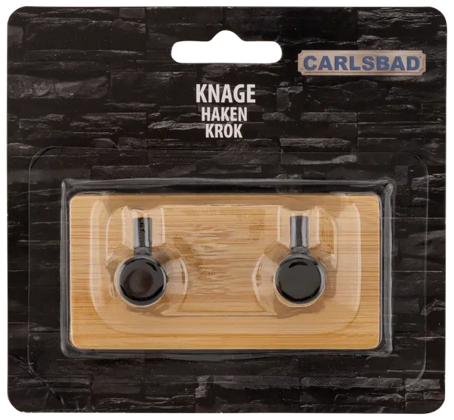 Vægkrogssæt med to sorte metal kroge på en rektangulær bambusplade, ideel til ophæng af jakker eller håndklæder. Leveres i detailpakning.