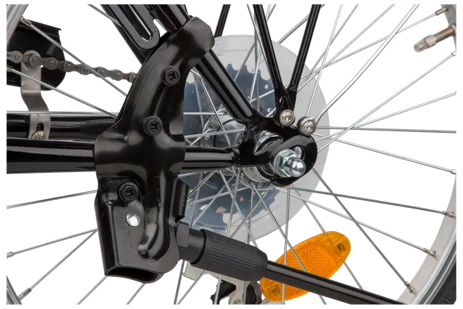 Närbild av cykelns bakhjul med stödben, axelmutter, ekrar, skivbroms och orange reflex. Delarna är i svart och silvermetall.