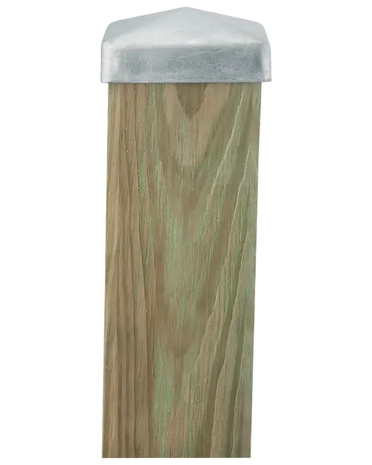 Firkantet træhegnspæl med buet, galvaniseret metalhætte på toppen. Træet er trykimprægneret til udendørs brug, og hætten beskytter mod vejr og fugt.