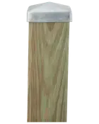 Firkantet træhegnspæl med buet, galvaniseret metalhætte på toppen. Træet er trykimprægneret til udendørs brug, og hætten beskytter mod vejr og fugt.