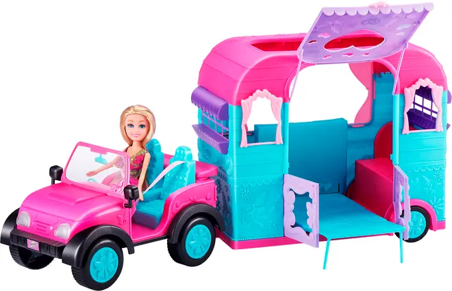 Dukke med jeep og campingvogn