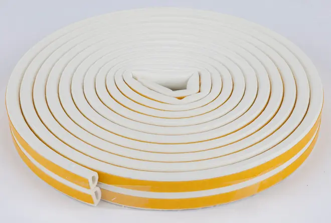 Hvidt skum tætningsbånd med klæbende bagside, dobbelt D-formet profil, bruges til at forsegle døre og vinduer mod træk, fugt og støv. Fleksibel og nem at tilpasse.