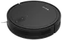 Rund, sort robotstøvsuger med enkle kontrolknapper på toppen, sideventiler og lav profil, der gør den velegnet til rengøring under møbler. Mærket "Denver" ses på låget.