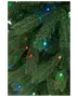 Kunstigt juletræ med naturtro grønne grene og nåle, pyntet med flerfarvede LED-lys i blå, rød, grøn og gul. Nærbillede viser detaljeret løv og belysning.