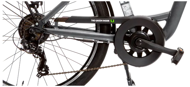 Nærbillede af cyklens drivlinje med kæde, bagskifter, pedaler, kranksæt med kædeskærm og baghjul. Stellet er mørkegråt med teksten 'THE GREEN INSIDE U'.