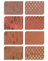 Set med åtta bruna presentpapper med metallic foliemönster av julgranar i silver, rött, orange och guld. Varje ark har unikt trädmotiv och festliga detaljer.