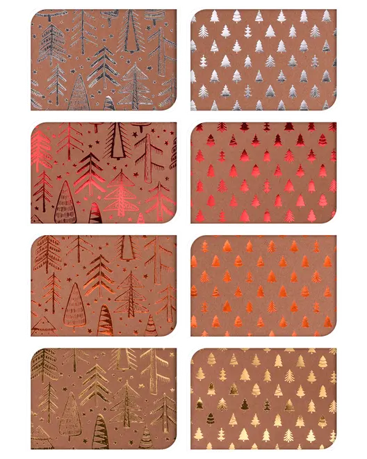 Set med åtta bruna presentpapper med metallic foliemönster av julgranar i silver, rött, orange och guld. Varje ark har unikt trädmotiv och festliga detaljer.