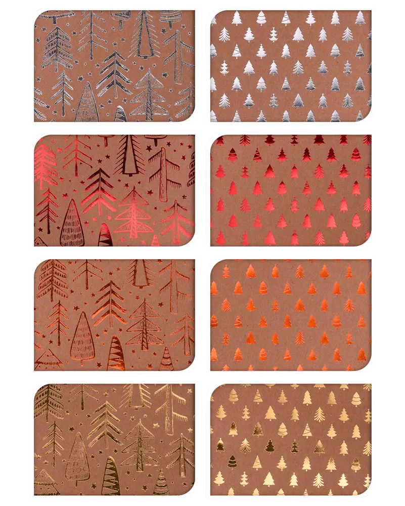 Set med åtta bruna presentpapper med metallic foliemönster av julgranar i silver, rött, orange och guld. Varje ark har unikt trädmotiv och festliga detaljer.